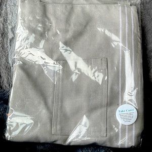 NWOT - Five Two Ultimate Apron With Built-In Pot Holders. Gray.